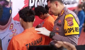 Pelaku Pembobol Supermarket di Bogor Diringkus, Begini Kronologisnya Kapolresta Bogor Kota, Kombes Pol Bismo Teguh Prakoso saat berinteraksi dengan pelaku pembobol supermarket. (Yudha Prananda/Jabar Ekspres)