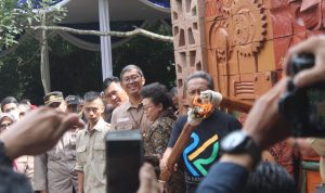 Proses penyalaan obor dilakukan oleh Wali Kota Bandung Yana Mulyana sebagai tanda diresmikannya Taman Terakota sebagai Ruang Publik Eduka. (SADAM HUSEN SOLEH RAMDHANI/JABAR EKSPRES)