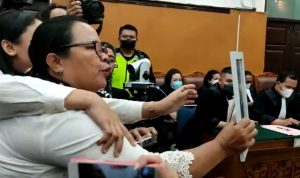 Ibunda Joshua berteriak Histeris saat Hakim bacakan putusan Hukuman untuk Putri CAndrawathi