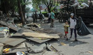 Di Zona Merah, 38 Bangli di Jalan Cijagra Ditertibkan Sebanyak 38 bangunan liar atau Bangli di Jalan Cijagra, Kecamatan Lengkong, Kota Bandung ditertibkan, Kamis (23/2). (KHOLID/JABAR EKSPRES)