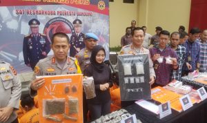 Polres Bandung Ciduk 39 Pengedar Narkoba Dalam Satu Bulan Dalam jangka satu bulan, Polres Bandung berhasil tangkap 39 pengedar narkoba dan Pengguna di wilayah hukum Kabupaten Bandung.