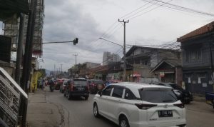 Kawasan Bojongsoang, Kabupaten Bandung, Jawa Barat merupakan lokasi yang sering dilalui banyak kendaraan, baik itu kendaraan kecil bahkan besar.