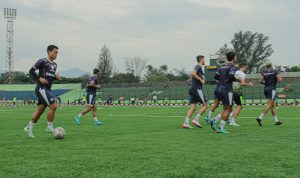 GEBER LATIHAN: Skuad Persib Bandung saat berlatih di stadion Siliwangi Bandung beberapa waktu lalu. (Kholid/Jabar Ekspres/Ilustrasi)