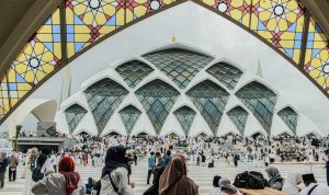 Pengujung Masjid Al Jabbar tidak pernah sepi bahkan ribuan setelah diesmikan oleh Gubernur Ridwan Kamil, 30 Desember 2022 lalu. (KHOLID/JABAR EKSPRES)