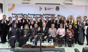 Seminar Approdi di Kampus Inaba Angkat Isu Produktivitas dan Daya Saing Ekonomi Nasional KOMPAK: Peserta Apptodi foto bersama usai seminar nasional peningkatan produktivitas dan daya saing ekomoni nasional di kampus Inaba, Jalan Soekarno Hatta, Kota Bandung, Sabtu 11 Februari 2023.