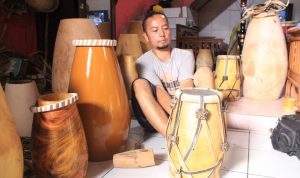 Perajin kendang, Asep Kurnia waraga Kota Bandung saat mengerjakan orderan yang dipesan hingga ke mancanegara. (HENDRIK MUCHLISON/JABAR EKSPRES)