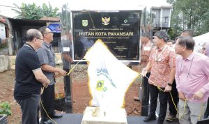 Jaga Ekosistem Lingkungan, Pemkab Bogor Jadikan Hutan Kota Pakansari Sebagai Paru-Paru Cibinong PEMKAB BOGOR: Plt Bupati Bogor Iwan Setiawan saat meresmikan hutan kota di Stadion Pakansari. (DISKOMINFO BOGOR FOR JABAR EKSPRES)