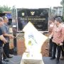 PEMKAB BOGOR: Plt Bupati Bogor Iwan Setiawan saat meresmikan hutan kota di Stadion Pakansari. (DISKOMINFO BOGOR FOR JABAR EKSPRES)