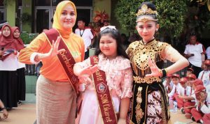 Ketua Jabar Bergerak Kota Bogor, Yentie Rachim saat mensosialisasikan gerakan Serbukatif di SDN Cikaret 1, Bogor Selatan, Kota Bogor. (YUDHA PRANANDA/JABAR EKSPRES)