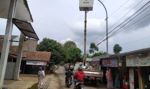 Petugas Dishub KBB sedang memperbaiki PJU di daerah Ngamprah, Kabupaten Bandung Barat. Hal tersebut guna menghindari kecelakaan. (AKMAL FIRMANSYAH/JABAR EKPRES)