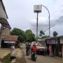 Petugas Dishub KBB sedang memperbaiki PJU di daerah Ngamprah, Kabupaten Bandung Barat. Hal tersebut guna menghindari kecelakaan. (AKMAL FIRMANSYAH/JABAR EKPRES)