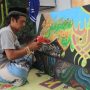 Aam Jamaludin saat membuat kaligrafi di rumahnya, Kelurahan Cicaheum, Kiaracondong, Kota Bandung. (HENDRIK MUCHLISON/JABAR EKSPRES)