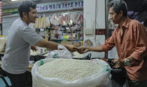 Harga beras masih tinggi di Kota Bandung. (KHOLID/JABAR EKSPRES)