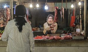 HARGA NORMAL: Penjual daging sapi di Pasar Kosambi, Kota Bandung jelang Ramadan. (KHOLID/JABAR EKSPRES)