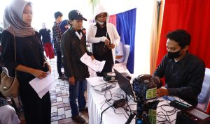Sejumlah warga saat hendak membuat KTP dalam acara gebyar Aminduk di Kantor Disducapil,  Cibinong,  Kabupaten Bogor,  Selasa (21/2). (SANDIKA FADILAH/JABAREKSPRES.COM)