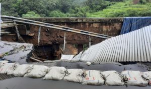 Jembatan Cikereteg longsor, pihak kepolisian gunakan sistem buka tutup jalan. (SANDIKA/JABAREKSPRES.COM)