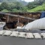 Jembatan Cikereteg longsor, pihak kepolisian gunakan sistem buka tutup jalan. (SANDIKA/JABAREKSPRES.COM)