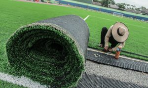Salah seorang petugas tengah melakukan perbaikan rumput di Stadion Siliwangi yang akan menjadi homebase Persib Bandung. (KHOLID/JABAR EKSPRES)