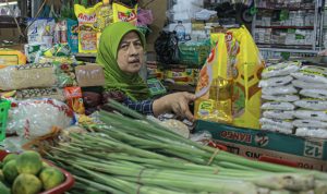 KEBUTUHAN POKOK: Penjual sembako di Pasar Kosambi, Kota Bandung. Harga minyak goreng dan beras naik. (KHOLID/JABAR EKSPRES)