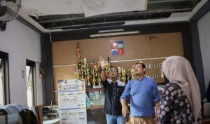 Jajaran Komisi I DPRD Kota Bogor memeriksa sejumlah kerusakan di kantor Kelurahan Sempur. (Yudha Prananda / Jabar Ekspres)