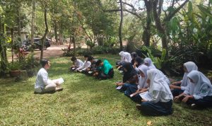 Proses kegiatan belajar mengajar sekolah alam MTs Miftahurrahmah yang dilaksankan di luar kelas. (FAHMINA/JABAR EKSPRES)