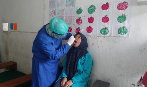 Petugas kesehatan tengah melakukan pendeteksian virus difteri di Desa Sukahurip, Kabupaten Garut. (DOK/DINKES JABAR)