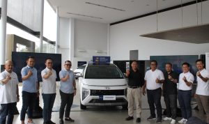 Hyundai STARGAZER Kembali Hadir di Bandung (Ki- Ka)Uria Simanjuntak - Head of Public Relations PT Hyundai Motors Indonesia Sony - Sales Supervisor Hyundai Leuwipanjang Saldian - Branch Manager Hyundai Rancaekek Choirul Anwar - Branch Manager Hyundai Ahmad Yani Farhan - Sales Supervisor Hyundai Soekarno Hatta Putra Samiaji - Head of Before Service Department PT Hyundai Motors Indonesia Yudi - Sales Supervisor Hyundai Cihampelas Taufik Hidayat - Parts Manager PT Hyundai Motors Indonesia Erik Ryan - Product Expert PT Hyundai Motors Indonesia