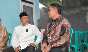 Wagub Jabar saat mengunjungi warga Garut yang menjadi korban hoaks karena dituding sebagai pelaku penculikan anak.