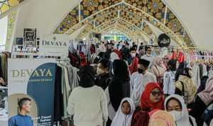 Banyaknya PKL di kawasan Masjid Al Jabbar dan menjadi tempat wisata di Bandung. (KHOLID/JABAR EKSPRES)