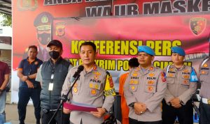 Kapolres Cimahi AKBP Aldi Subartono saat memberikan keterangan pers soal penganiayaan anak yang dilakukan ayah kandungnya baru-baru ini. (Narsono/Jabar Ekspres)
