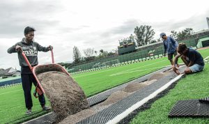 MENATA RUMPUT: Sejumlah petugas tengah sibuk dengan persiapan membersihkan dan mempercantik area stadion Siliwangi, Jumat (3/2). (KHOLID/JABAR EKSPRES)