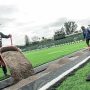 MENATA RUMPUT: Sejumlah petugas tengah sibuk dengan persiapan membersihkan dan mempercantik area stadion Siliwangi, Jumat (3/2). (KHOLID/JABAR EKSPRES)
