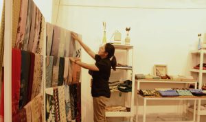 Mei Meikaton merapikan sejumlah produk yang dipajang di Galeri Patrakomala, Kota Bandung. Kunjungan ke tempat ini masih didominasi kunjungan dinas saja. (HENDRIK MUCHLISON/JABAR EKSPRERS)