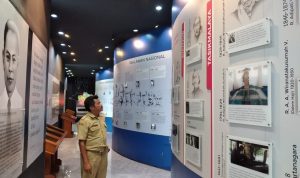 Salah satu pegawai memeriksa koleksi Hall Of Fame. (HENDRIK MUCHLISON/JABAR EKSPRES)