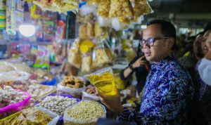 Bima Arya Temukan Minyakita di Bundling dengan Santan Wali Kota Bogor, Bima Arya saat melakukan sidak di Pasar Kebon Kembang, Kecamatan Bogor Tengah, Kota Bogor, Kamis (10/2). (Yudha Prananda/ Jabar Ekspres)