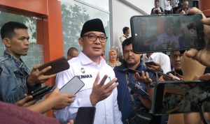 Plt Bupati Bogor Iwan Setiawan saat memberikan keterangan kepada media usai meresmikan Gedung Bawaslu, Kabupaten Bogor, Rabu (15/2). (Sandika Fadilah/Jabar Ekspres)