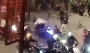 Aksi Brutal! Pengendara Tiba-tiba Diserang Sekelompok Pemuda Detik-detik penyerangan sekelompok pemuda terhadap sejumlah pengendara motor di Jalan Suryakencana, Kota Bogor. (Yudha Prananda / Tangkapan Layar)