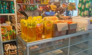 JUAL MAHAL: Minyak goreng bersubsidi pemerintah langka dan harga eceran naik di Pasar Atas, Kelurahan Citeureup, Kecamatan Cimahi Utara, Rabu 1 Februari 2023.