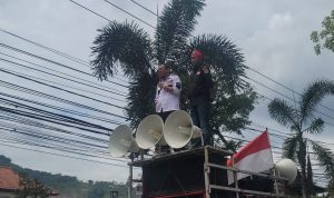 Ormas Manggala Garuda Putih menggelar aksi di depan Pengadilan Negeri Bale Bandung, menuntut Irfan Suryanagara dihukum berat.