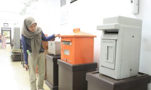 Pasca Pandemi Covid-19, Kunjungan ke Museum Pos Indonesia Menggeliat KEMBALI RAMAI: Seorang pengunjung saat melihat koleksi yang ada di Museum Pos Indonesia, Kamis (9/3). (Hendrik Muchlison/Jabar Ekspres)