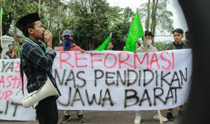 KHOLID/JABAR EKSPRES PII JAWA BARAT: Massa dari mahasiswa menggelar aksi unjuk rasa soal buruknya sistem pendidikan di depan Gedung Sate, Senin (6/2/2023).