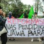 KHOLID/JABAR EKSPRES PII JAWA BARAT: Massa dari mahasiswa menggelar aksi unjuk rasa soal buruknya sistem pendidikan di depan Gedung Sate, Senin (6/2/2023).
