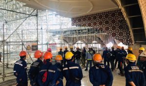 Para pekerja saat mengerjakan proyek Masjid Al Jabbar.