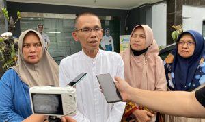 Ketua Komite SMAN 19 Bandung Asep Sugriatna saat membatah adanya praktik pungli di lingkungan sekolah.