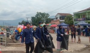 Masjid Raya Al Jabar masih menyisakan pekerjaan rumah soal pengelolaan sampah yang masih berserakan. Mahasiswa dan dosen UIN turun tangan ikut membersihkan sampah. (Foto Fahminah Shalehah)