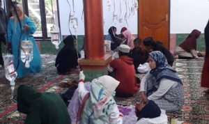 Puluhan Warga di KBB Keracunan Massal Usai Santap Hidangan JALANI PERAWATAN: Sejumlah warga keracunan massal usai menyantap hidangan makanan terbaring untuk mendapatkan perawatan. (istimewa)