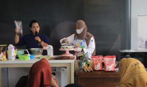 Chef Vidya mempraktekkan cara memasak sejumlah kue yang bisa disajikan untuk hidangan Ramadan dan lebaran ataupun santapan ringan. (HENDRIK MUCHLISON/JABAR EKSPRES)
