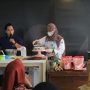 Chef Vidya mempraktekkan cara memasak sejumlah kue yang bisa disajikan untuk hidangan Ramadan dan lebaran ataupun santapan ringan. (HENDRIK MUCHLISON/JABAR EKSPRES)