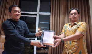 Project Manager ADHI-HK KSO Galih Wicaksono (kiri) bersama Kuasa Hukum ADHI-HK KSO Yegar Sahadutha (kanan) saat menunjukkan notulen pertemuan dengan pihak Simson Sitinjak mengenai proyek Masjid Al Jabbar, Senin 6 Februari 2023. (HENDRIK MUCHLISON/JABAR EKSPRES)