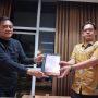Project Manager ADHI-HK KSO Galih Wicaksono (kiri) bersama Kuasa Hukum ADHI-HK KSO Yegar Sahadutha (kanan) saat menunjukkan notulen pertemuan dengan pihak Simson Sitinjak mengenai proyek Masjid Al Jabbar, Senin 6 Februari 2023. (HENDRIK MUCHLISON/JABAR EKSPRES)